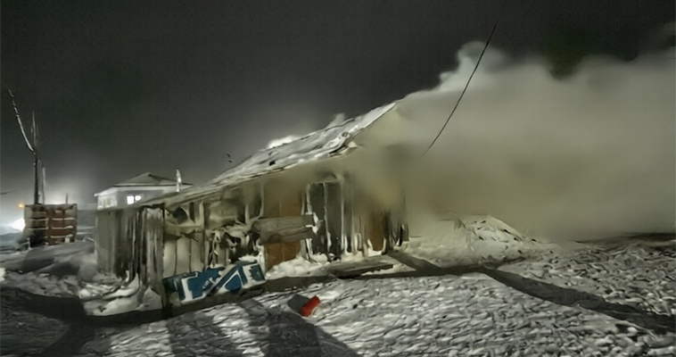 Двухквартирный дом сгорел в чукотском селе Нешкан