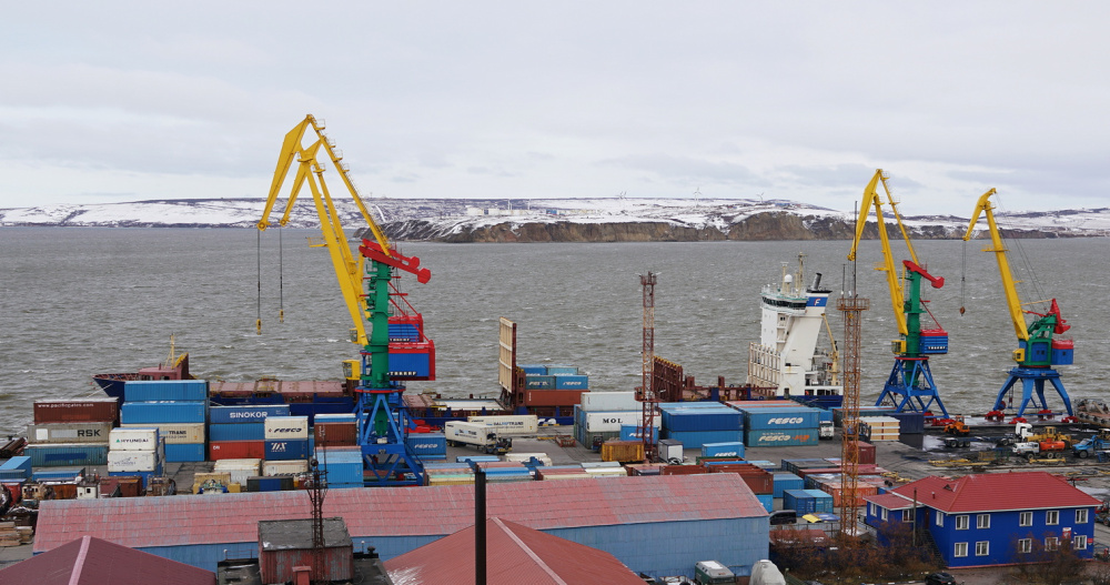 Из-за непогоды в порту Анадыря прекратили разгрузку теплохода