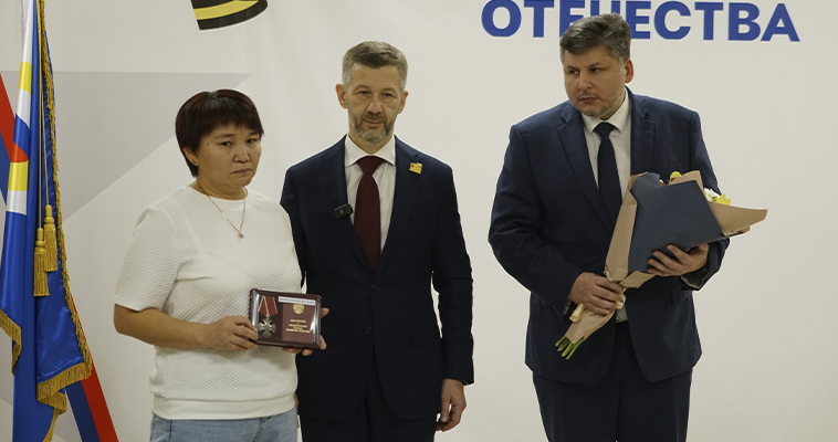 Родственникам погибших в СВО жителей Чукотки передали ордена Мужества