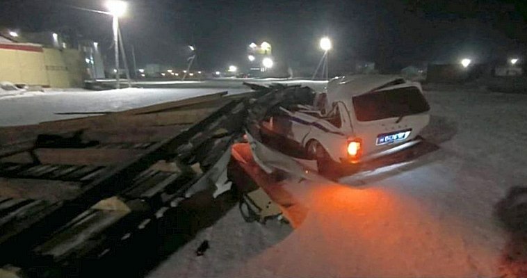 Сорванная штормовым ветром кровля повредила автомобиль на Чукотке