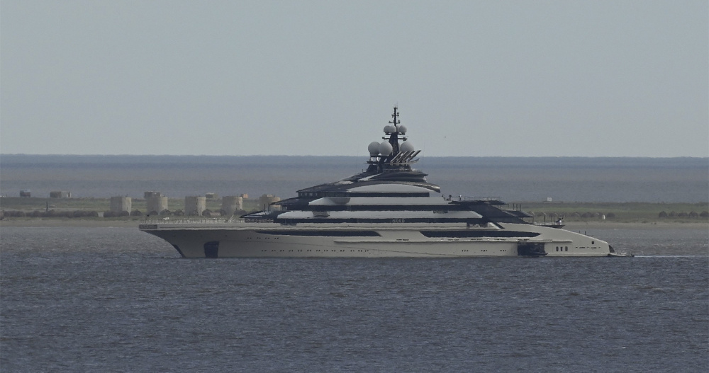 Яхта-гигант Nord открыла туристический сезон на острове Врангеля