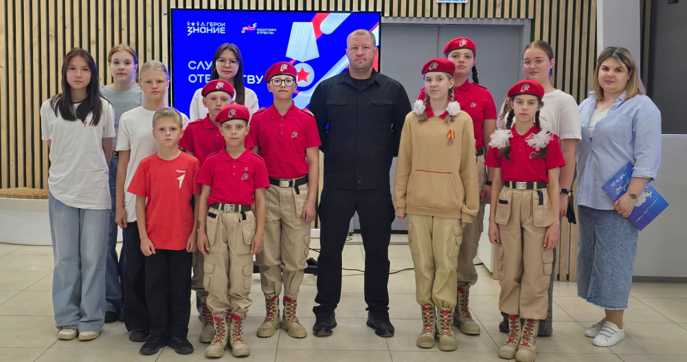 Ветеран СВО встретился с юными патриотами Чукотки в рамках проекта "Знание.Герои" 