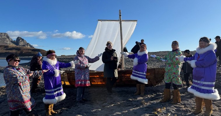 Грузовую байдару из моржовых шкур изготовили на Чукотке впервые за 25 лет