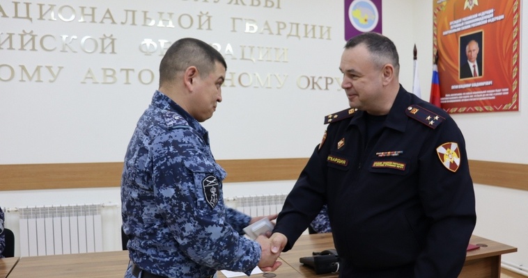 На Чукотке наградили сотрудников Росгвардии за спасение людей из горящего дома