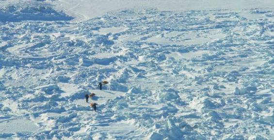 Экспедиции &quot;Берингов мост&quot; преградили путь трещины на льду Чукотского моря