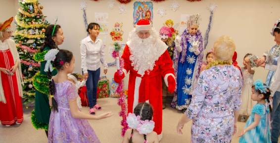 Жители Анадыря устроили новогодний праздник для юных пациентов окружной больницы