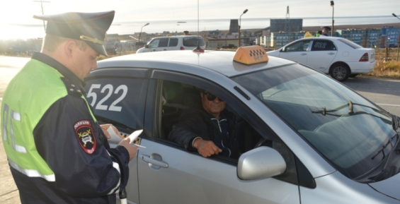 Более 800 таксистов оштрафовали за вождение без ремня безопасности на Чукотке