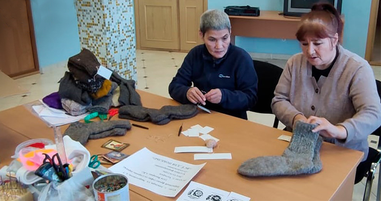 Жители Чукотки вяжут носки для солдат в зоне СВО