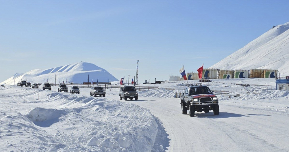 Почти полсотни машин приняли участие в автопробеге "Дорога к юбилею" в Провидения
