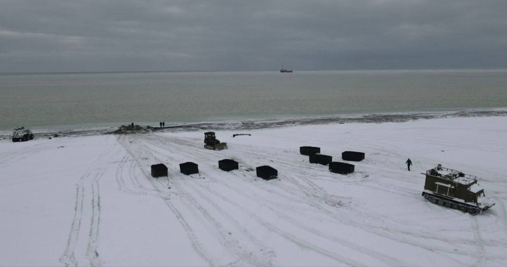 Выгрузку угля с теплохода возобновили в чукотском селе Мейныпильгыно