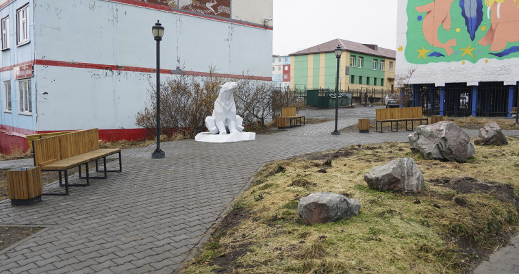 Скульптура медведя и сад камней: В Анадыре открыли еще одну общественную зону