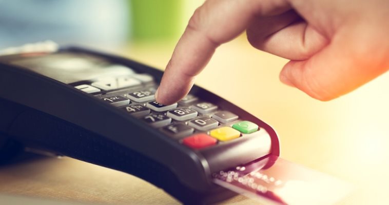 Чукотского дроппера обязали вернуть деньги пострадавшей пенсионерке