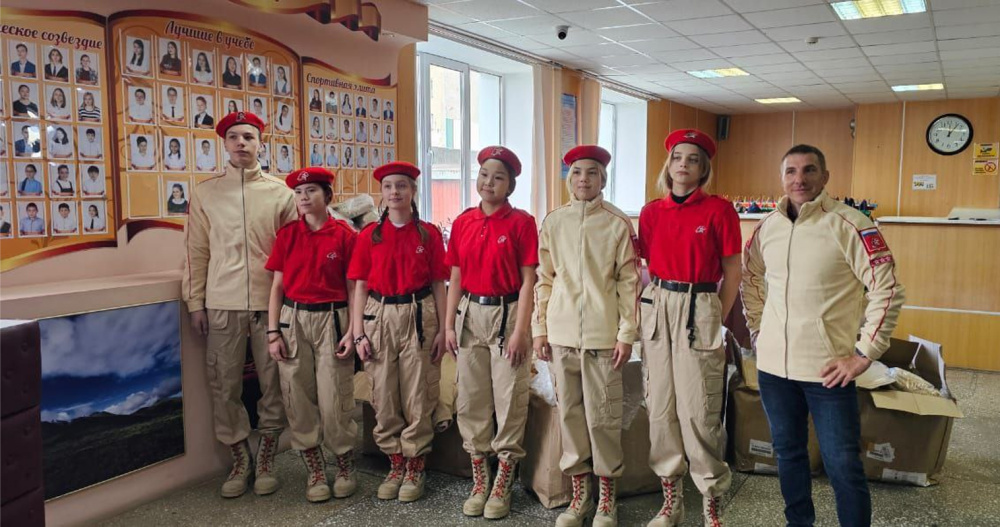 Угольная компания подарила форму юнармейцам из Беринговского и Алькатваама