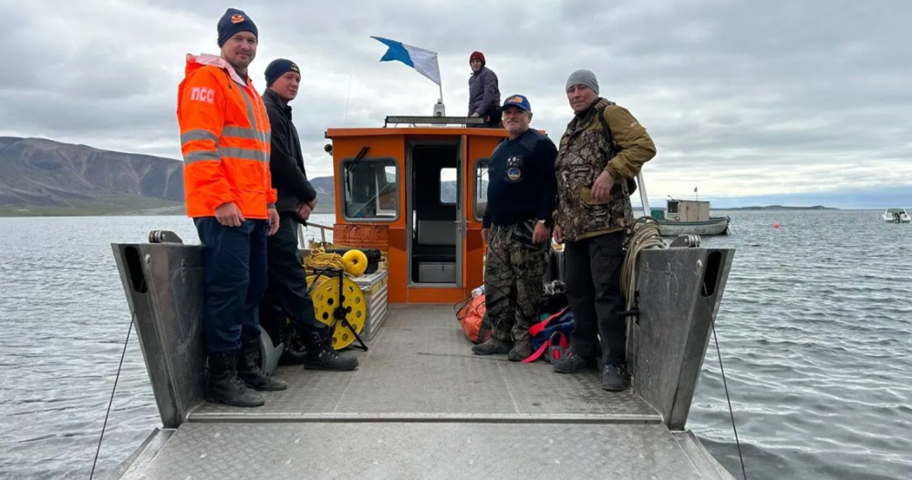 Водолазы обследовали затонувшие рядом с Эгвекинотом суда