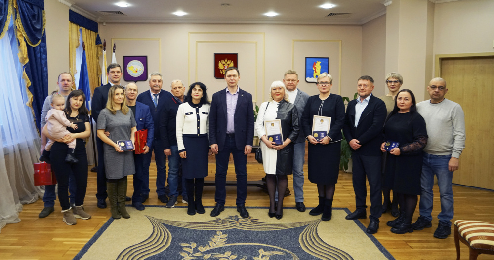 Супружеские пары со стажем наградили медалями "За любовь и верность" в Анадыре