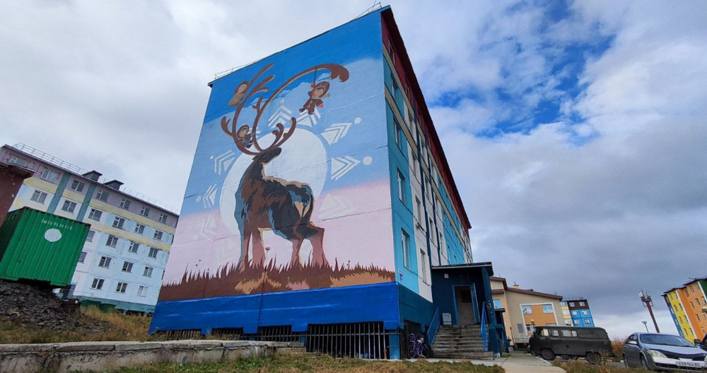 Мурал с национальными мотивами нарисовали московские художники в столице Чукотки