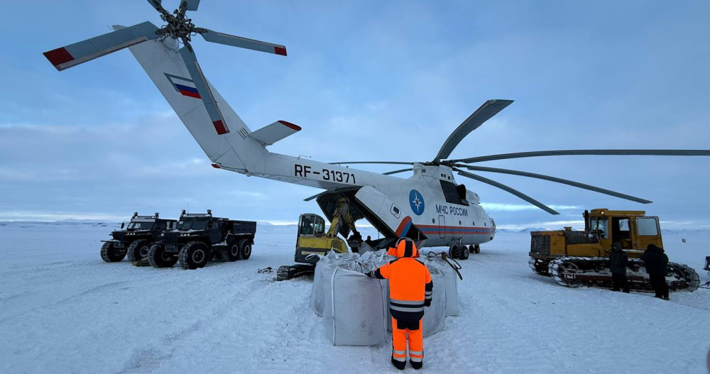 Вертолет МЧС задействовали для доставки угля в труднодоступное село на Чукотке