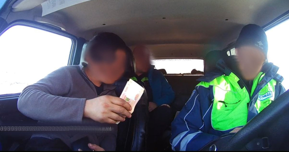 Пьяный водитель грузовика пытался дать взятку сотрудникам ГИБДД в Певеке