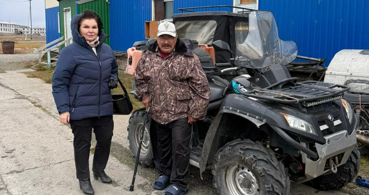 Семье погибшего участника СВО помогли доставить технику в отдаленное село на Чукотке
