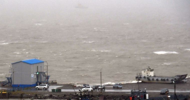 Из-за циклона закрыта переправа через Анадырский лиман