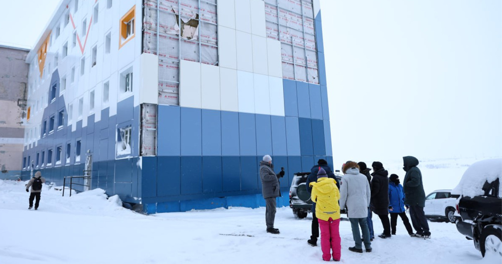 Последствия мощного снежного циклона устраняют на Чукотке