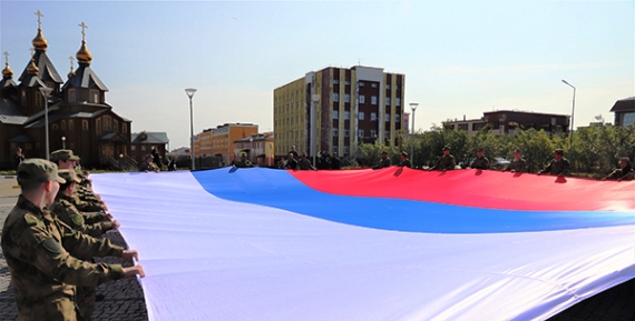 Флешмобы, концерты и конкурсы: на Чукотке отметили День государственного флага