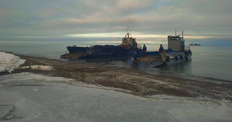 Судно "Капитан Якубович" поможет завершить доставку угля в сёла на юге Чукотки