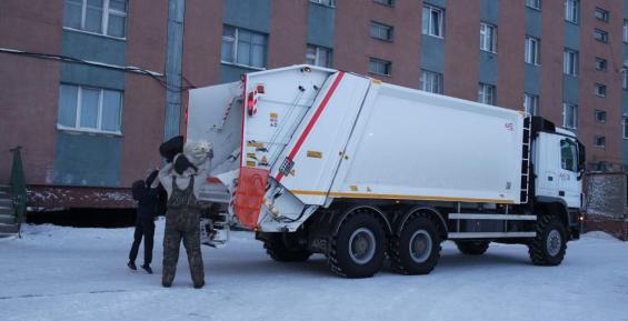 Новый импортный мусоровоз появился в Чукотском районе