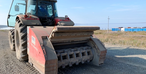 Новый метод ремонта грунтовых дорог начали применять в Анадыре 