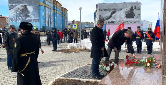 День Победы в Анадыре начался с возложения цветов к памятнику &quot;Чукотка – фронту&quot;