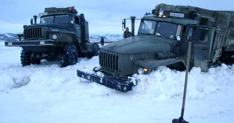 Операцию по спасению из снежного плена колонны грузовиков проводят на Чукотке