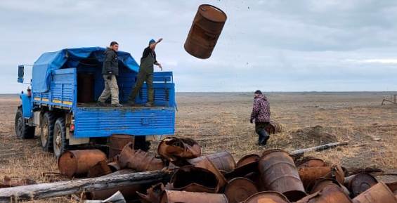 Древнее эскимосское поселение на Чукотке почистили от бочкотары 