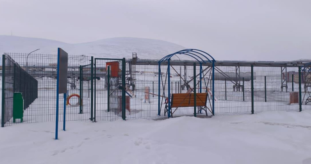 Обустройство игровой площадки для собак завершили в Певеке