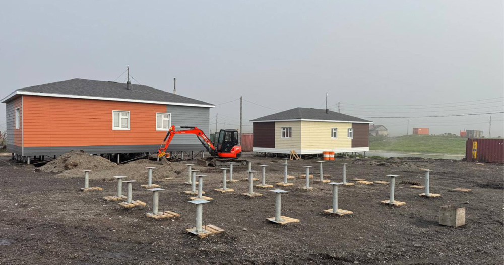 Строительство коттеджей для переселенцев из ветхого жилья возобновили в Инчоуне