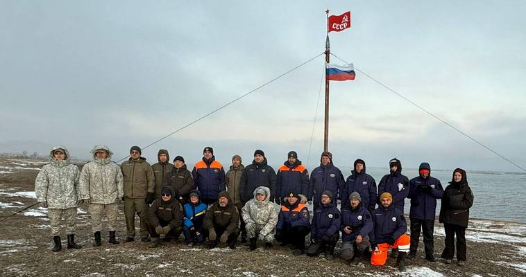 На острове Врангеля установили исторический флаг Советского Союза