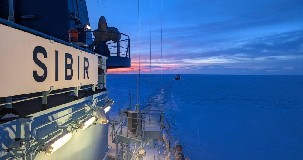 Последний теплоход навигации приняли в порту Певека