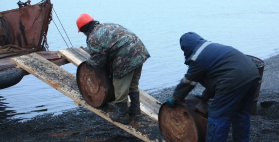 Военные вывезли с острова Врангель более одной тысячи тонны металлолома в 2016 году