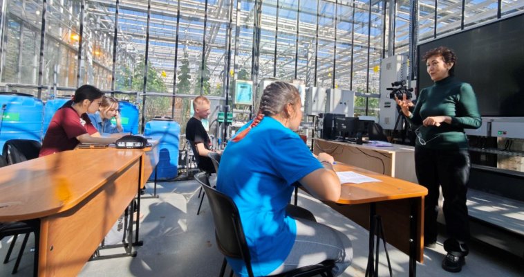 Первую группу овощеводов начали обучать в одной из крупных теплиц Анадыря