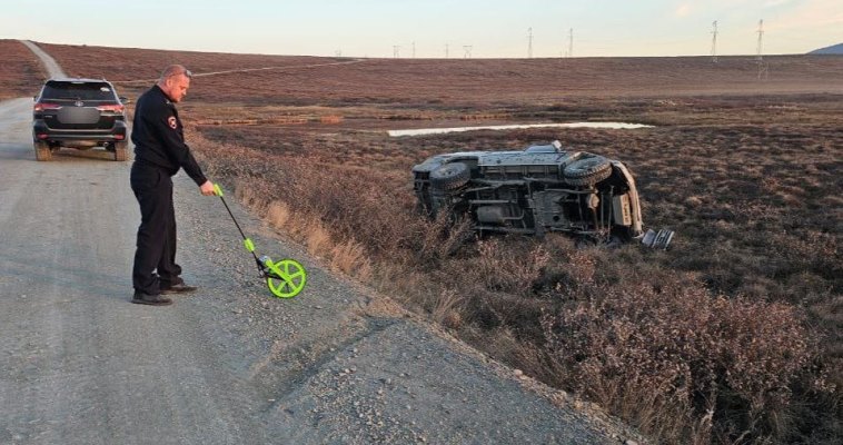Внедорожник на высокой скорости слетел с дороги и перевернулся недалеко от Певека