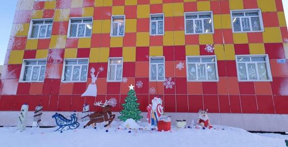 Здания в сёлах Чукотского района украсили гирляндами и снежными фигурами 
