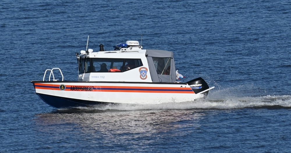 Людей с дрейфующего катера эвакуировали спасатели на Чукотке