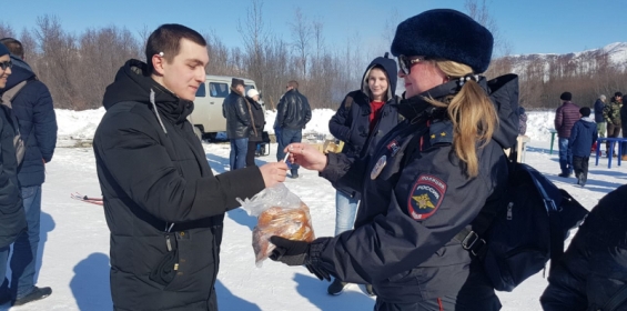 На Чукотке лейтенант полиции меняла пирожки на сигареты
