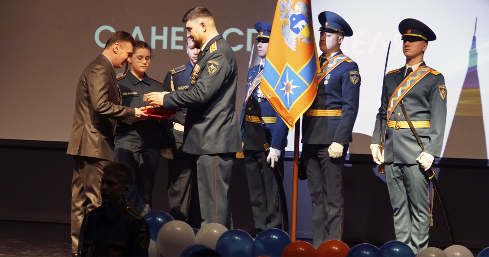 Лучших сотрудников и ветеранов пожарно-спасательных служб наградили в Анадыре