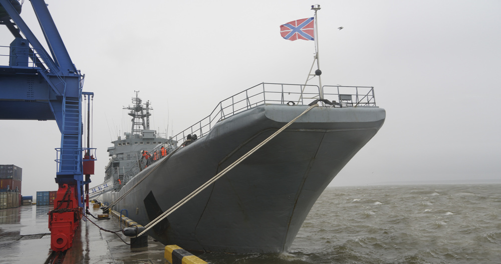 Хлебом и солью встретили боевые корабли Тихоокеанского флота в столице Чукотки