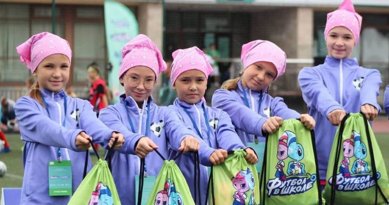 Школа в Анадыре получит инвентарь для занятий футболом