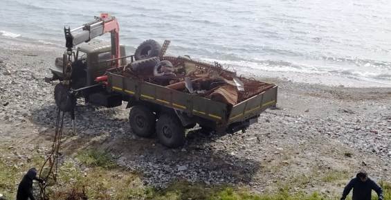 Жители Провидения убирают мусор и металлолом на берегу бухты Эмма
