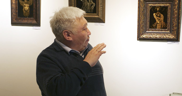 Рисующий скальпелем: выставка самобытного художника открылась в музее Анадыря