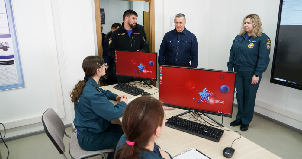 Юрий Трутнев посетил арктический спасцентр и ПАТЭС в Певеке