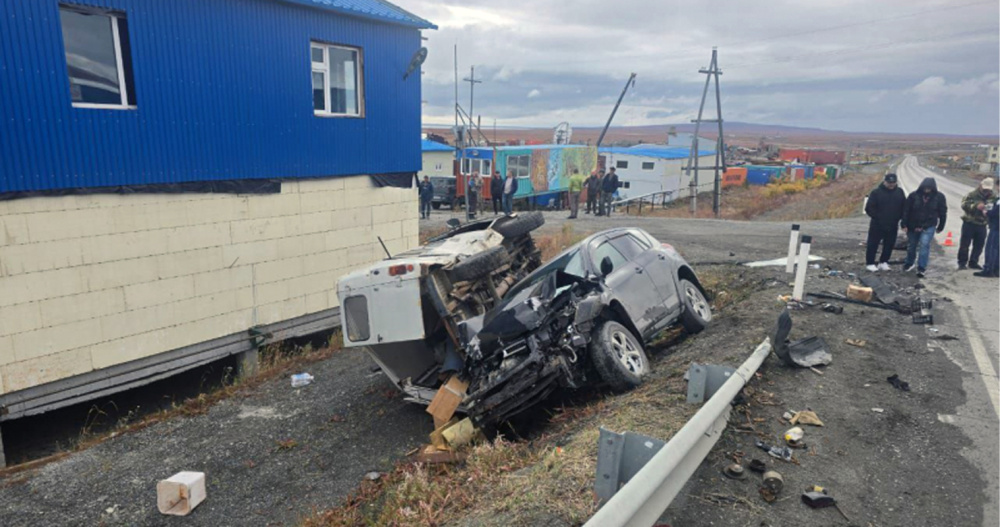 Два автомобиля столкнулись в Анадыре рядом с автозаправкой