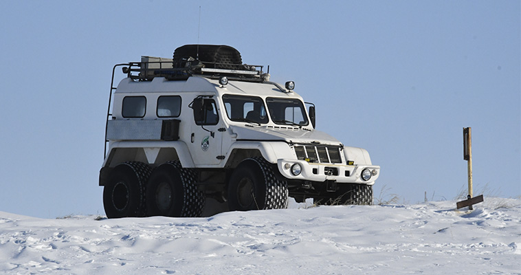 Пропавших на вездеходе в тундре мужчин нашли и вертолётом доставили в Эгвекинот